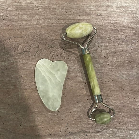 Gua Sha and Jade facial roller - Picture 1 of 5